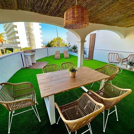 Con Gran Terraza Junto A La Playa